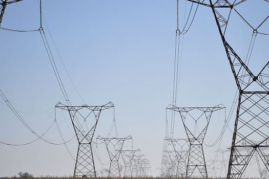 Eletrobras instala proteção física em torres de linhas de transmissão em SP e no PR