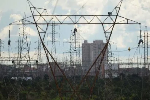 ONS reduz carga de linhas e adia manutenção em sistema elétrico