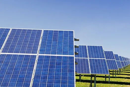 Energia solar gera mais de 150 mil empregos no Brasil em 2021