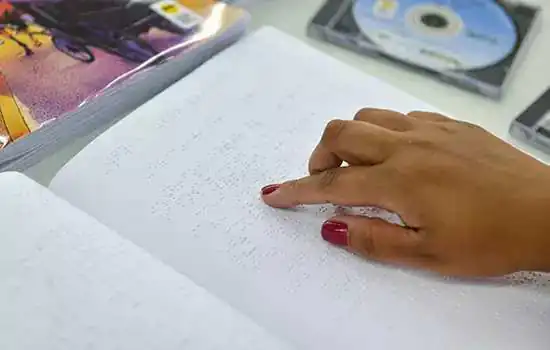 Estudo investiga atividades de universitários com deficiência visual no ensino remoto