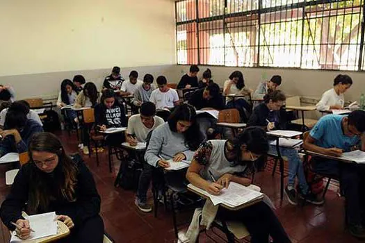 Ideb do ensino médio tem maior alta da história, mas melhora do 1º ao 5º ano desacelera