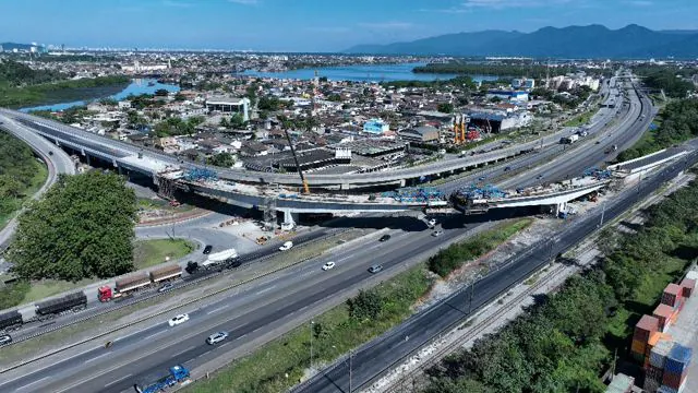 Entrada de Santos: ‘beijo’ marca reta final de viaduto que passa sobre a Anchieta