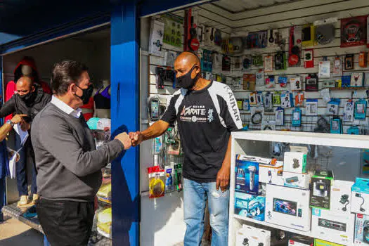 Prefeito Orlando Morando entrega licenças para ex-ambulantes no bairro Demarchi