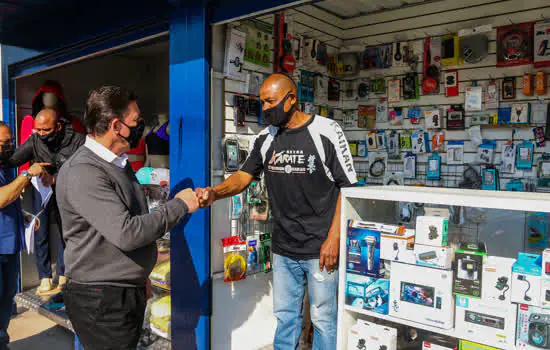 Prefeito Orlando Morando entrega licenças para ex-ambulantes no bairro Demarchi