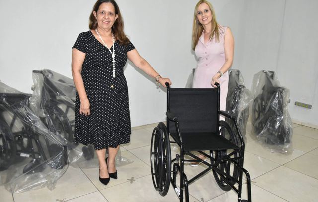 Singular colabora com doação de cadeiras de rodas para entidades beneficentes