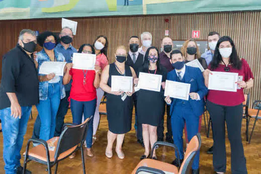 Servidores de Santo André concluem curso de Libras