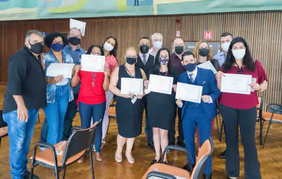 Servidores de Santo André concluem curso de Libras