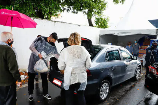 São Caetano entrega cestas básicas para transportadores escolares, taxistas e ambulantes