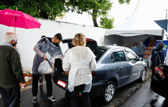 São Caetano entrega cestas básicas para transportadores escolares