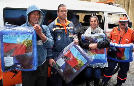 Diadema entrega roupas e cobertores para pessoas em situação de rua