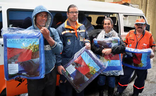 Diadema entrega roupas e cobertores para pessoas em situação de rua