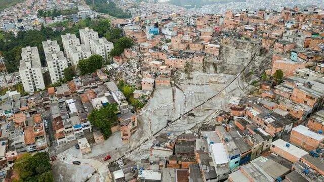 Morando entrega obra de contenção de riscos que traz proteção a 400 famílias