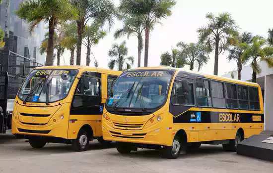 Seduc-SP entrega 46 ônibus escolares para municípios paulistas