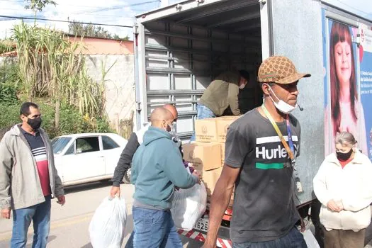 Fundo Social de Ribeirão Pires entrega roupas e cestas básicas em Ouro Fino