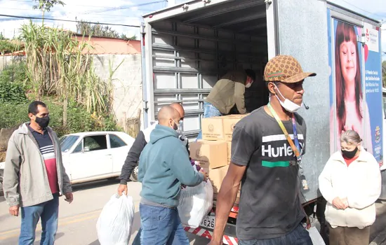 Fundo Social de Ribeirão Pires entrega roupas e cestas básicas em Ouro Fino