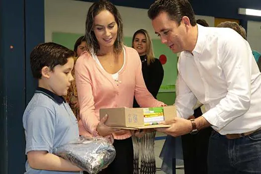 Alunos de Santo André recebem kits de uniforme e material escolar no primeiro dia de aula