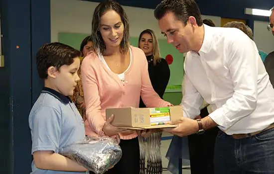 Alunos de Santo André recebem kits de uniforme e material escolar no primeiro dia de aula