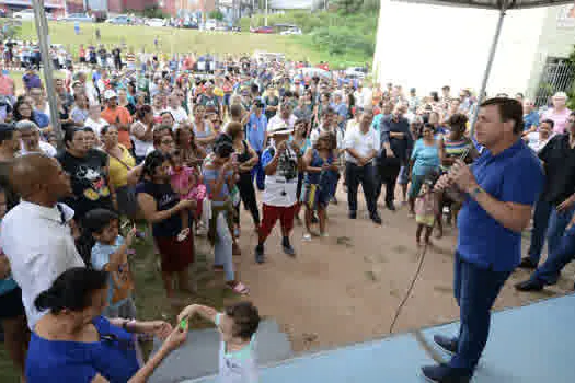 Orlando Morando entrega 540 escrituras e autoriza a regularização de imóveis