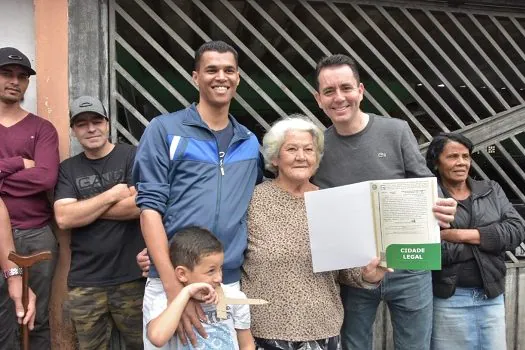 Santo André entrega títulos de propriedade a moradores do Núcleo Bizâncio