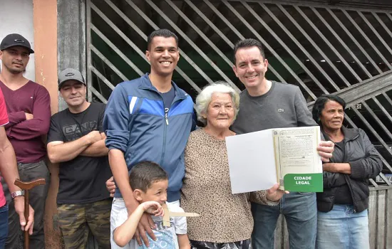 Santo André entrega títulos de propriedade a moradores do Núcleo Bizâncio