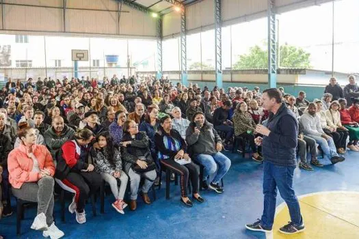 Prefeito Orlando Morando entrega escrituras a moradores do Parque São Bernardo