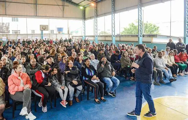 Prefeito Orlando Morando entrega escrituras a moradores do Parque São Bernardo