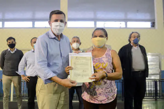 Orlando Morando inicia a entrega de escrituras de 1.889 imóveis no Jardim das Orquídeas