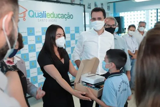 Santo André entrega uniformes, kits de material escolar e tablets para alunos