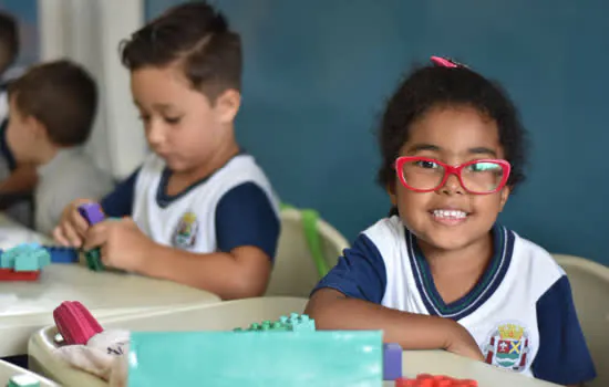 Ribeirão Pires segue cronograma de entrega de uniformes e kits escolares