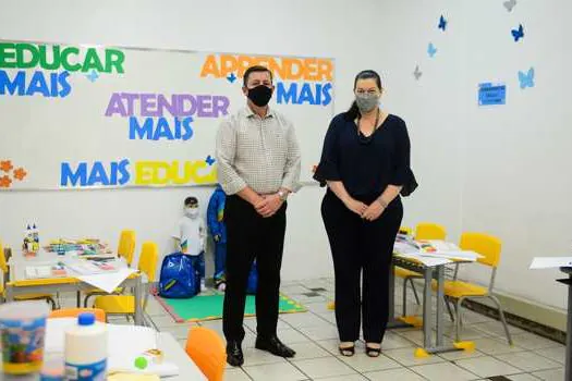 Prefeito Orlando Morando entrega uniforme e material escolar antes do início das aulas