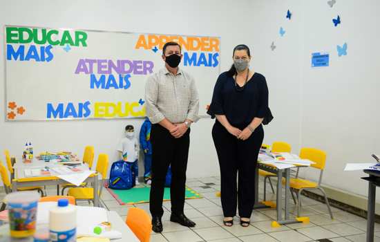 Prefeito Orlando Morando entrega uniforme e material escolar antes do início das aulas