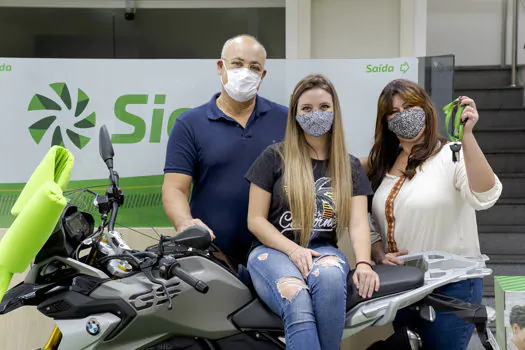 Sicredi entrega moto a associada de São Bernardo