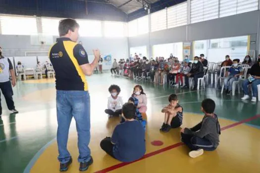 Educando com Visão entrega 382 óculos para alunos de Santo André