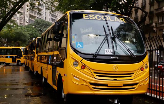 Governo de SP entrega 151 ônibus escolares para os municípios