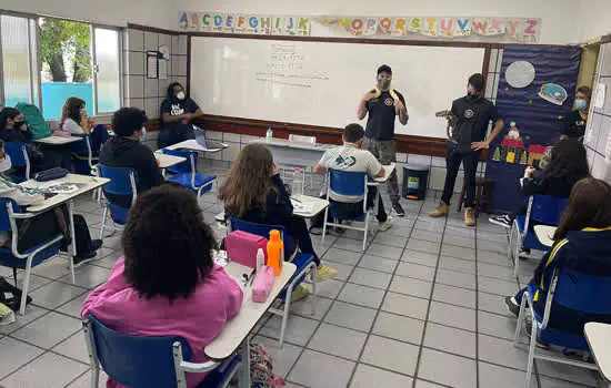 Equipe Ambiental de Ribeirão Pires faz palestra no Colégio Objetivo