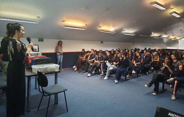 Equipe Ambiental de Ribeirão Pires realiza palestra para alunos de colégio em São Caetano