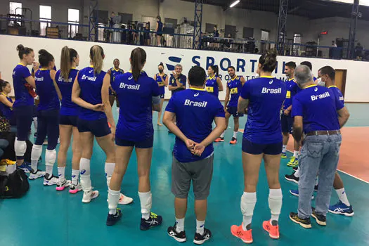 Seleção brasileira feminina de vôlei embarca nesta segunda-feira (13) para Colômbia