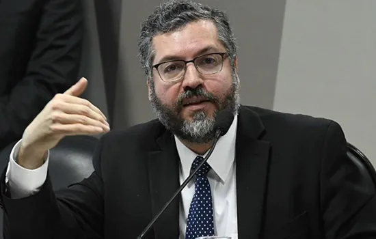 Ernesto Araújo acusa Bolsonaro de espalhar “desinformação russa”