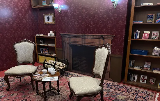 Cultura Inglesa lança escape room de Sherlock Holmes com entrada gratuita em SP e RJ