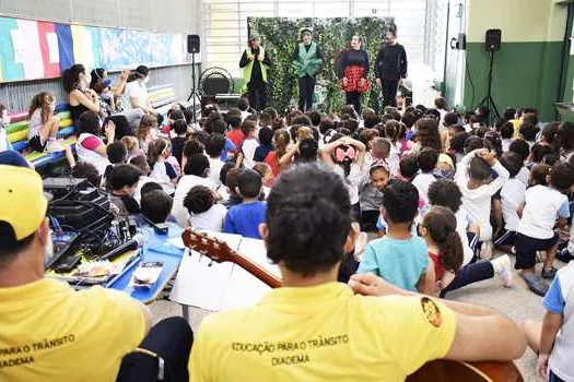 Crianças das EMEBs de Diadema aprendem conceitos de trânsito seguro