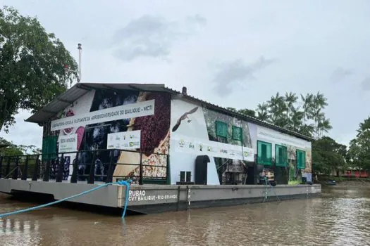 Comunidade do Amapá recebe laboratório-escola flutuante