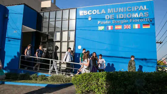 Exposição celebra os 60 anos da Escola Municipal de Idiomas