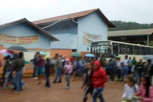 Adolescente com arma e facão ataca alunos em escola de MG; dois são feridos