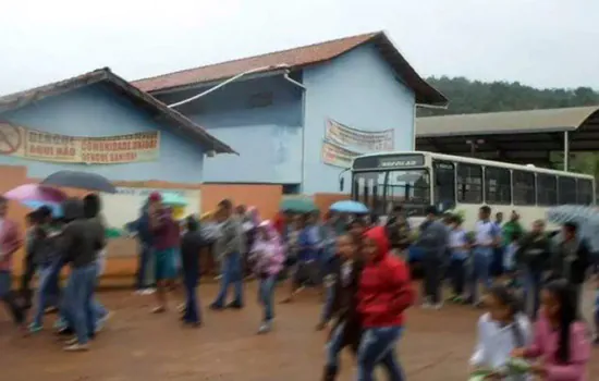 Adolescente com arma e facão ataca alunos em escola de MG; dois são feridos