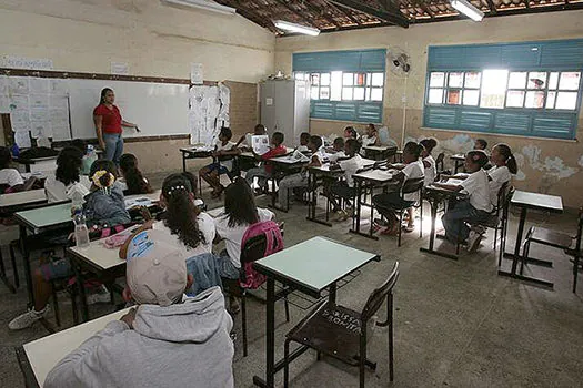 Professor fica menos em escola mais pobre