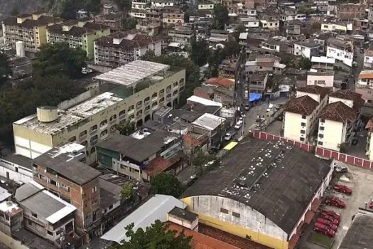 Escola pública bilíngue é cenário de documentário sobre adolescência