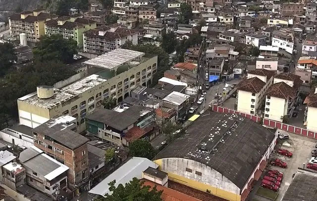 Escola pública bilíngue é cenário de documentário sobre adolescência