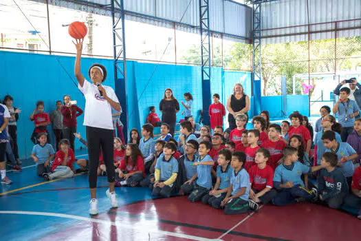 Escolas de Santo André recebem medalhista olímpica e time de basquete feminino