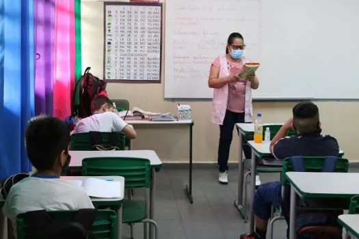 Dia do professor: SP foca na contratação e melhora na condição de trabalho na escola