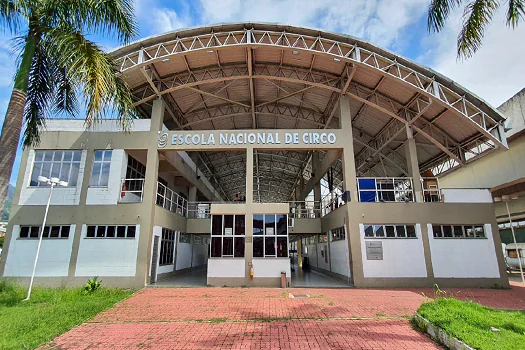 Escola Nacional de Circo Luiz Olimecha, no Rio, saúda seus novos talentos